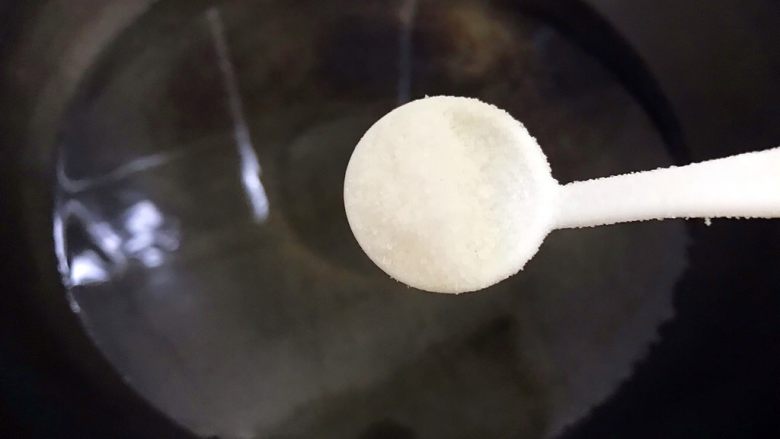 国民女神来了~老干妈辣炒菜花鸡胸肉,水里入一小勺细盐