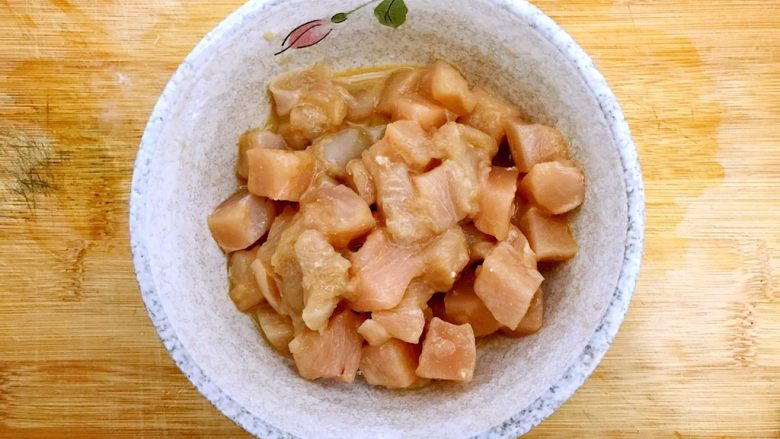 国民女神来了~老干妈辣炒菜花鸡胸肉,入少许料酒,少许生抽,少许淀粉,一丢丢细砂糖,抓均匀,腌制,备用