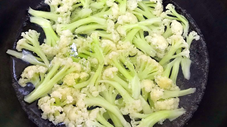 国民女神来了~老干妈辣炒菜花鸡胸肉,待菜花变色,熄火