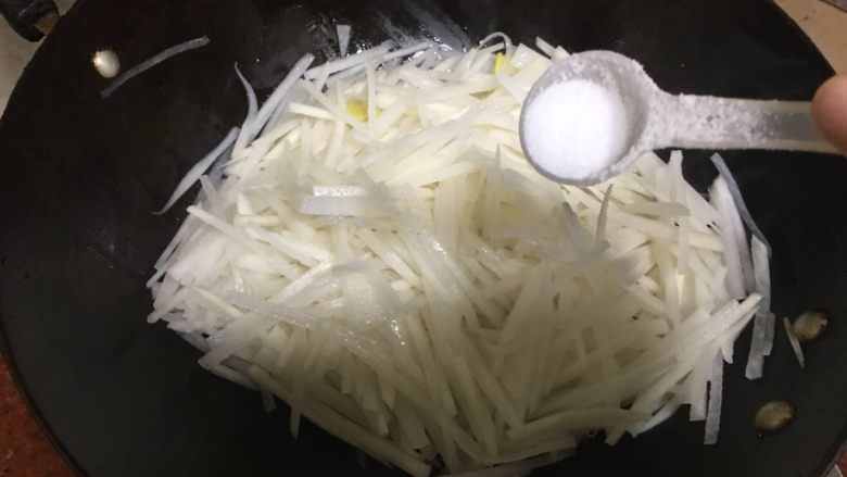 鲜甜萝卜焖鲮鱼滑,翻炒,放盐