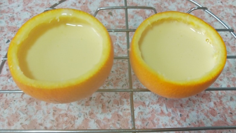 香橙牛奶蒸蛋,过滤的鸡蛋液倒入橙子壳内,七八分满