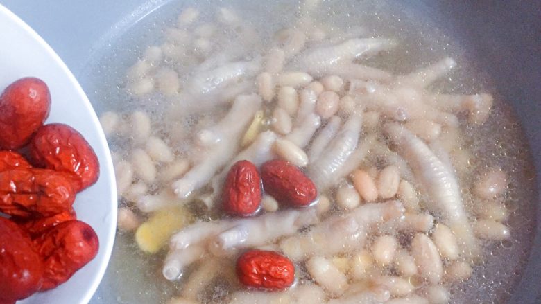 花生红枣凤爪汤,40分钟后,加入红枣,继续煲至花生米熟软。