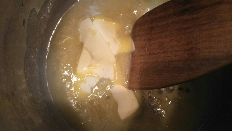 焦糖核桃酥饼,加入黄油,中火煮沸后轻小火。