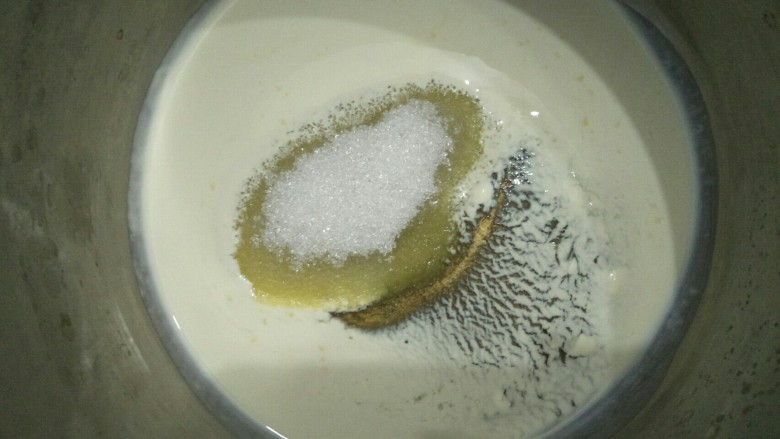 焦糖核桃酥饼,这时候做焦糖酱,淡奶油糖放入煲中。