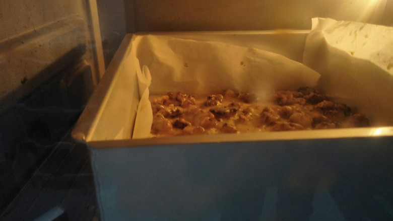 焦糖核桃酥饼,再放回烤箱烤二十分钟。出烤箱后稍降温一下,就要切块。放凉的饼很酥。