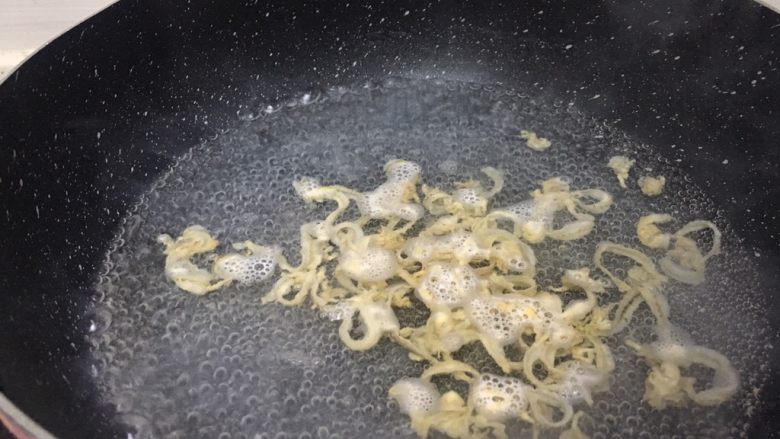 早餐系列之干贝边鸡蛋面,锅里放适量水,我们凯做汤底,将干贝边放入煮开