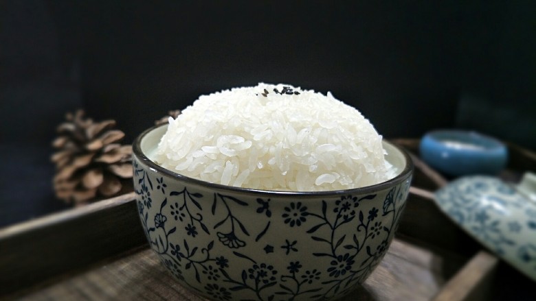 米饭猪肉堡,吃剩下的米盛出来一小碗,用勺子头捣粘稠。