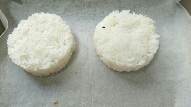 米饭猪肉堡,做出两个米饭饼,放烤盘180度烤十分钟。