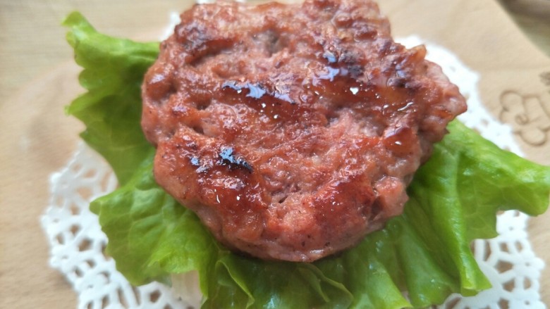 米饭猪肉堡,放上煎好的<a style='color:red;display:inline-block;' href='/shicai/ 414'>猪肉</a>饼。