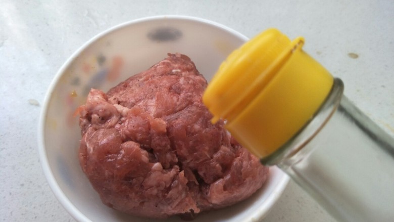 米饭猪肉堡,加少许<a style='color:red;display:inline-block;' href='/shicai/ 788'>生抽</a>,搅拌均匀。