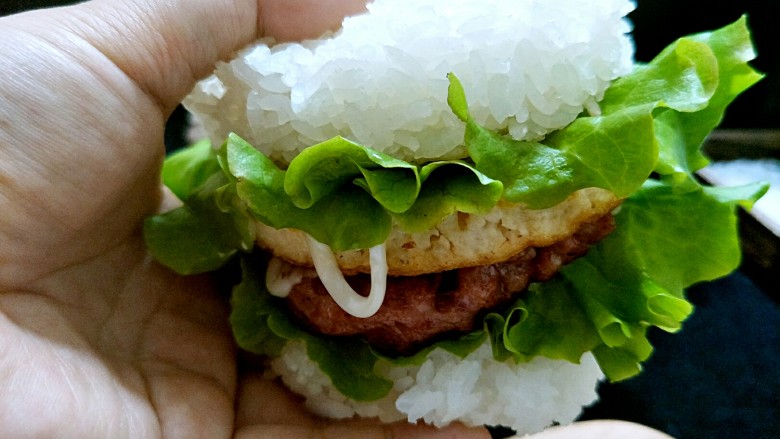 米饭猪肉堡,上面再放一个米饭饼,撒点<a style='color:red;display:inline-block;' href='/shicai/ 668'>黑芝麻</a>。这样子一个米饭汉堡就做好了。