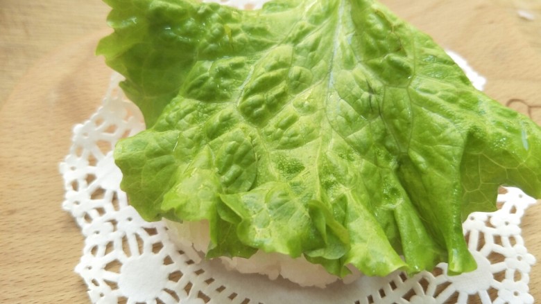 米饭猪肉堡,<a style='color:red;display:inline-block;' href='/shicai/ 121'>生菜</a>叶子洗干净,铺在烤好的米饭饼上。