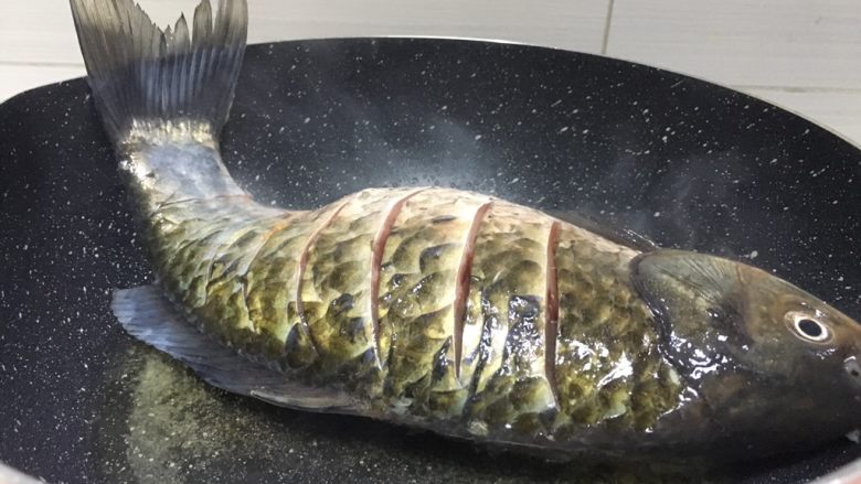 超级下饭鱼肉香闷鲫鱼,锅里放油烧热加入一勺盐,将鱼放入