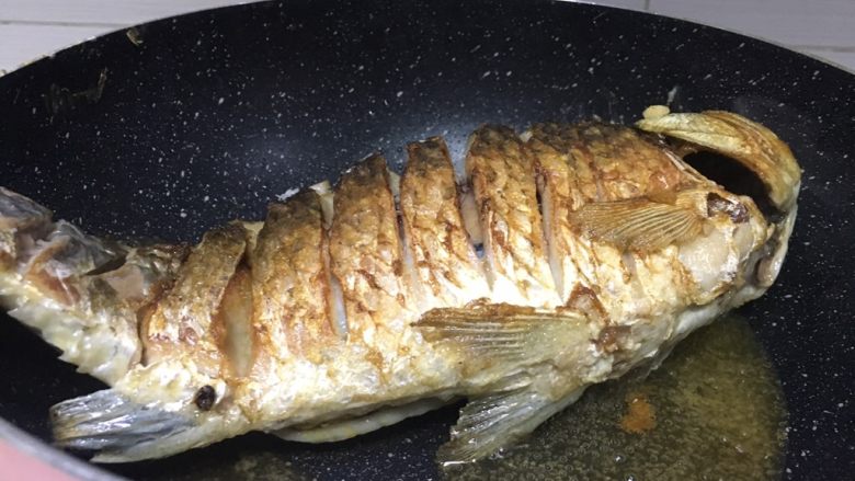 超级下饭鱼肉香闷鲫鱼,将鱼煎至两面金黄,记得翻面哟