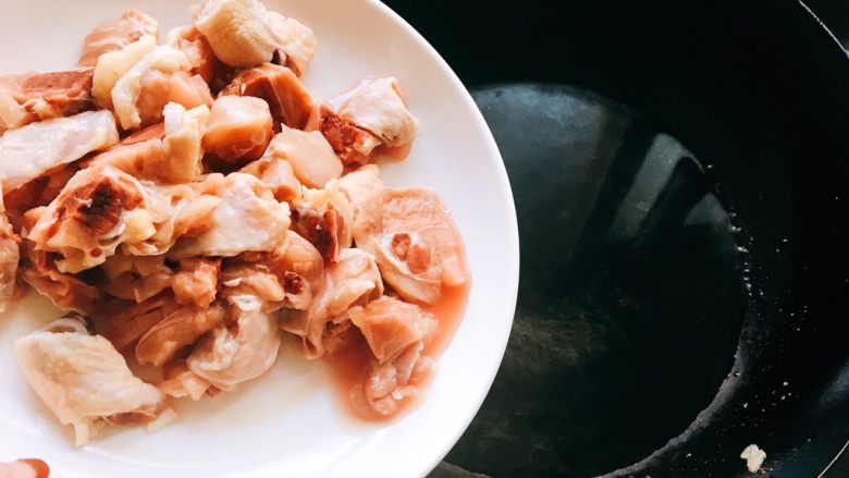 大盘鸡,锅里烧水,把鸡腿肉煮一下