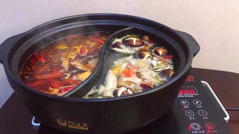 鸳鸯锅重庆火锅配老北京清汤锅,下鱼豆腐,开花肠,放入喜欢的锅底内,大火。这里用的电陶炉煮的