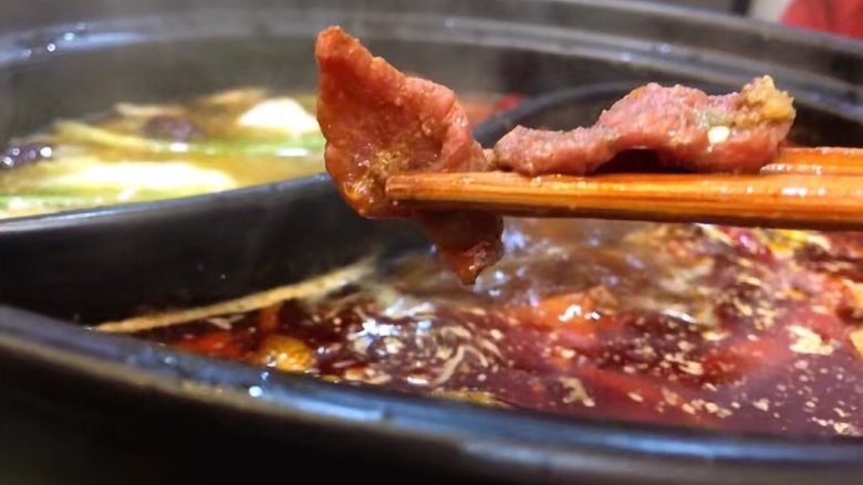 鸳鸯锅重庆火锅配老北京清汤锅,看看我腌制的牛肉,嫩嫩的很好吃😋