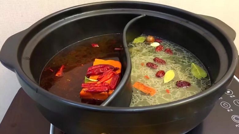 鸳鸯锅重庆火锅配老北京清汤锅,准备一个鸳鸯锅,这里我用的是陶煲王的,清汤底料放的老北京清汤料,辣汤放的重庆老火锅底料,兑开水,煮开