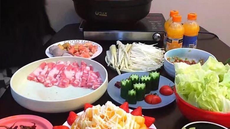鸳鸯锅重庆火锅配老北京清汤锅,鸳鸯锅底已煮开,将难熟的菜先煮,比如鸡爪鸡翅等