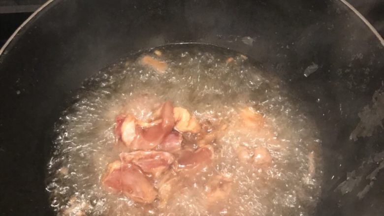 鸡爪肉蟹煲,锅里倒入大量食用油,倒入鸡块拉一下油,盛出待用