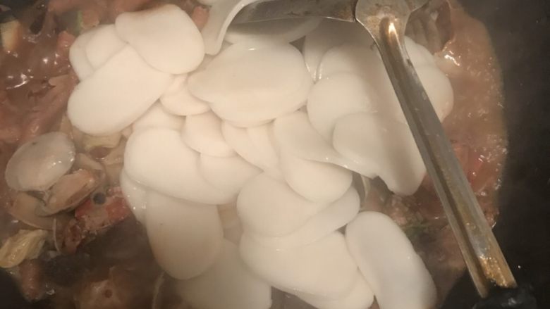鸡爪肉蟹煲,最后放入年糕,翻炒2分钟。盛出。。