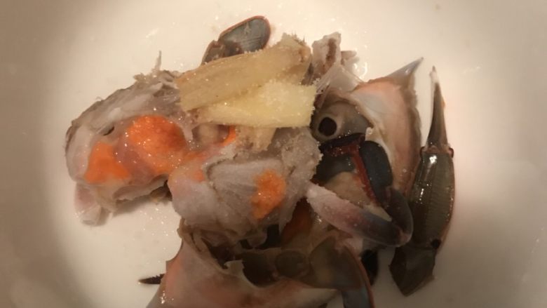 鸡爪肉蟹煲,<a style='color:red;display:inline-block;' href='/shicai/ 4661'>花蟹</a>斩块放姜丝,盐,料酒腌制