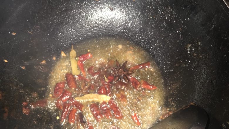 鸡爪肉蟹煲,锅中留三分之一油,倒入<a style='color:red;display:inline-block;' href='/shicai/ 705'>豆瓣酱</a>,香料大火翻炒
