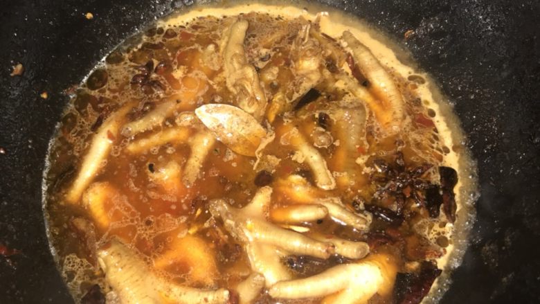 鸡爪肉蟹煲,加入大量的水,闷煮20分钟