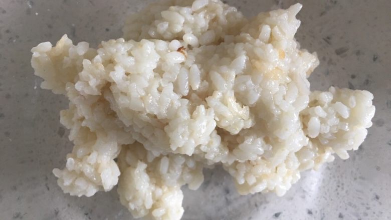 小鸭子饭团,用手抓匀,抓至每粒米都裹上香油