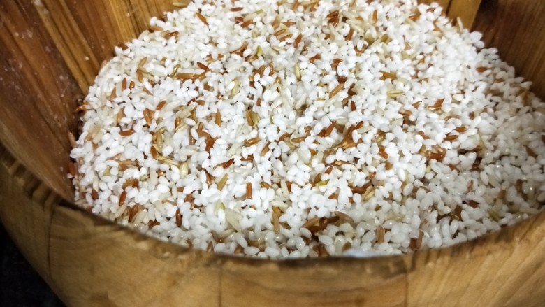 五谷杂粮木桶饭,沥干水,倒入木桶中。