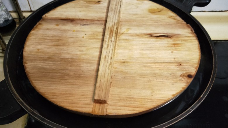 五谷杂粮木桶饭,盖上盖子焖15分钟,让杂粮把开水吸进去。这就是第二步“焖”啦。