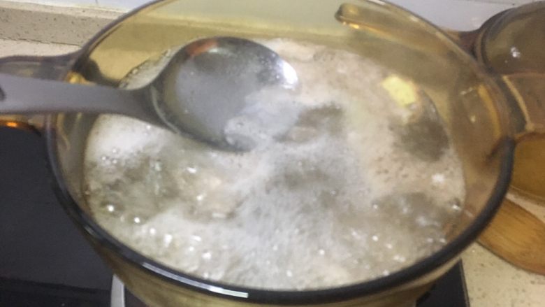 山药排骨汤,大火沸腾后转小火炖半个小时,如果发现还有浮沫,这个时候撇掉;