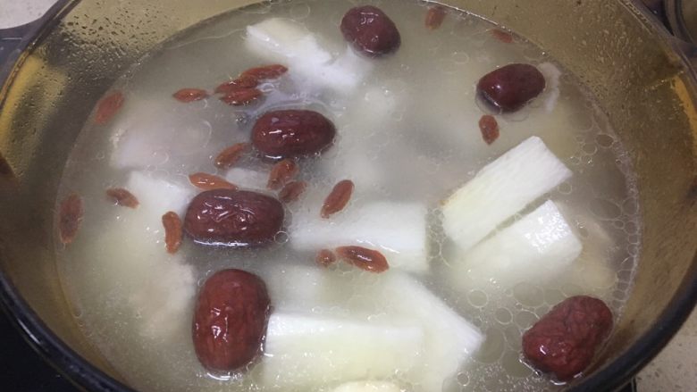 山药排骨汤,加入盐来调味;