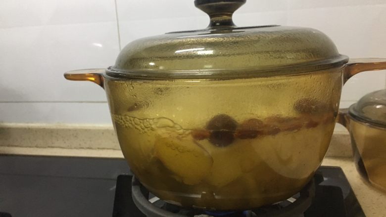 山药排骨汤,继续小火炖半个小时;