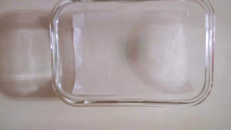 双米枣泥糕,取这种耐高温玻璃容器或者不沾容器,底部铺上硅油纸或者刷一层食用油。