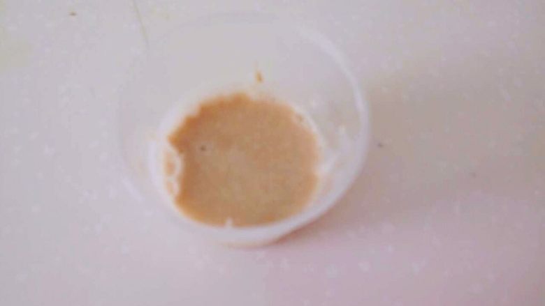 双米枣泥糕,酵母粉用温水化开,静置5分钟。