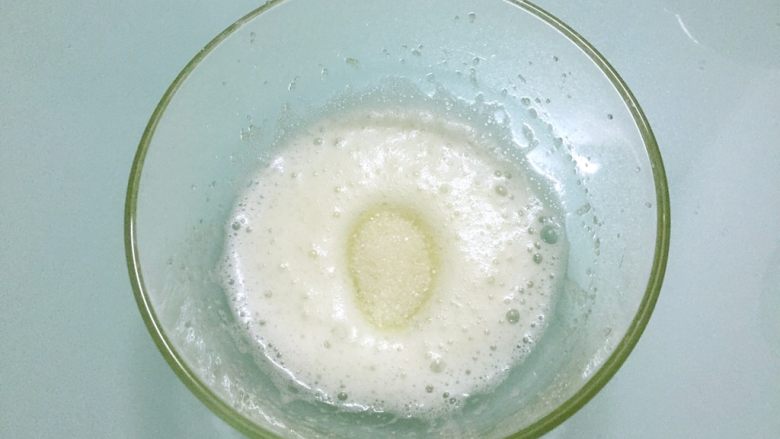 彩色蛋白糖,打发至浓密泡沫,再加入三分之一白糖