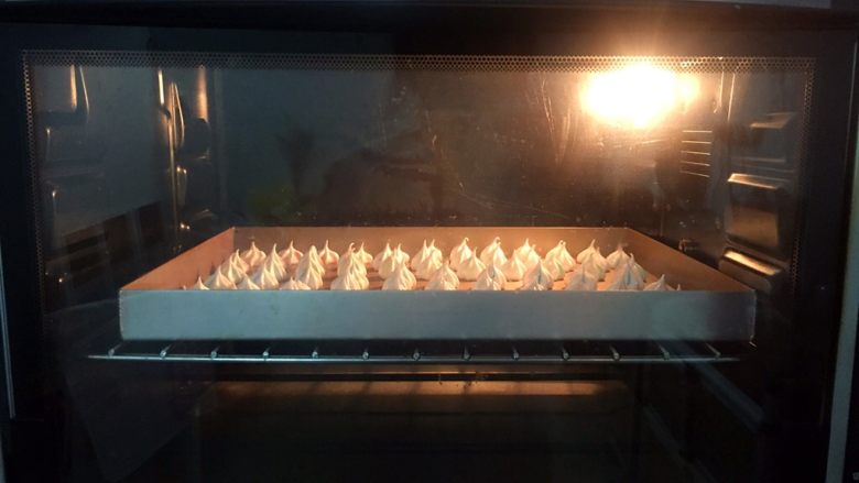 彩色蛋白糖,放入预热好的烤箱,上下火90度(我是以烤箱温度计为准),中层60分钟,再焖5-10分钟再取出