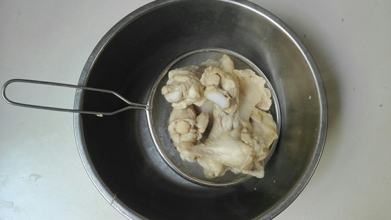 红于花儿~香甜糯糯玫瑰乳汁冷冻鸡翅根,热水冲洗干净,沥干水