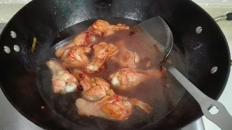 红于花儿~香甜糯糯玫瑰乳汁冷冻鸡翅根,放和鸡翅根平齐的热水,放一勺糖盖上锅盖烧开