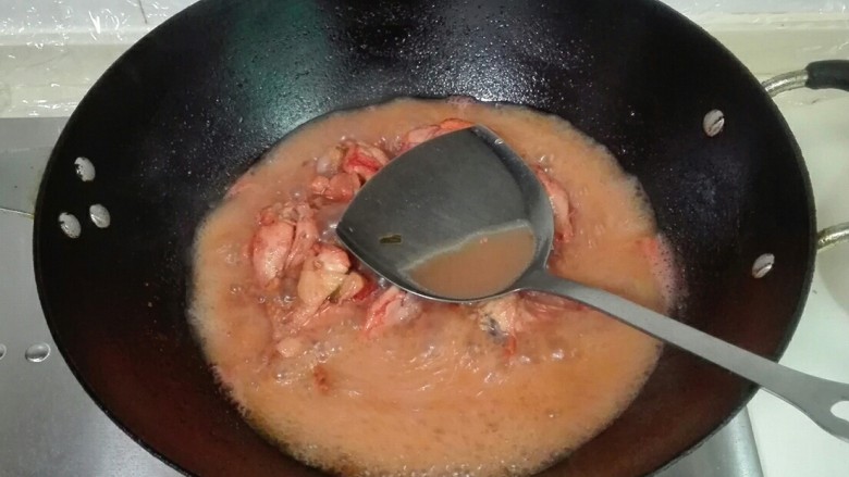 红于花儿~香甜糯糯玫瑰乳汁冷冻鸡翅根,把鸡翅根翻个面再小火烧半小时,大火收汁,鸡翅根上面浇用勺子把汤汁往