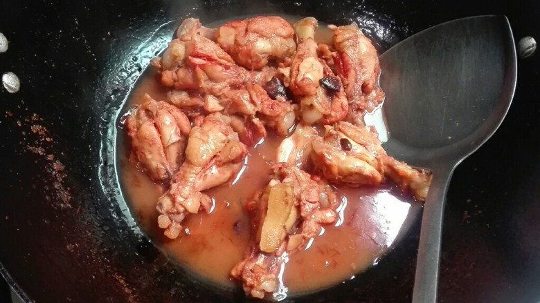 红于花儿~香甜糯糯玫瑰乳汁冷冻鸡翅根,收至这样差不多,汤汁泡饭好吃,不喜欢汤汁全部收干,味道更好