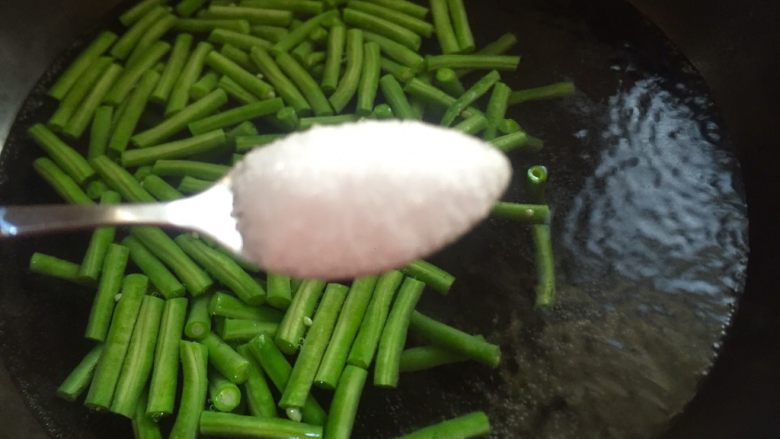香辣咸味~凉拌豇豆,加入一勺盐会很绿。