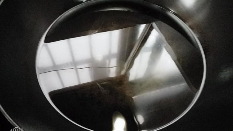 青红椒蒜香茄子,起锅热油,油温5成热
