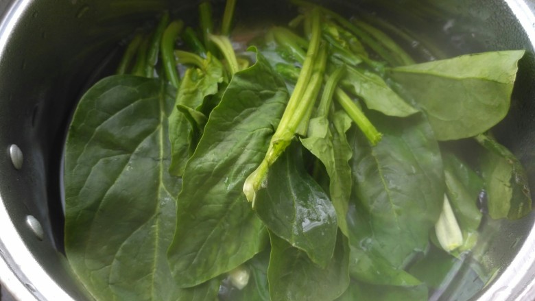 鱼干面,另起一锅,烧开水把菠菜放入焯熟,去除部分草酸
