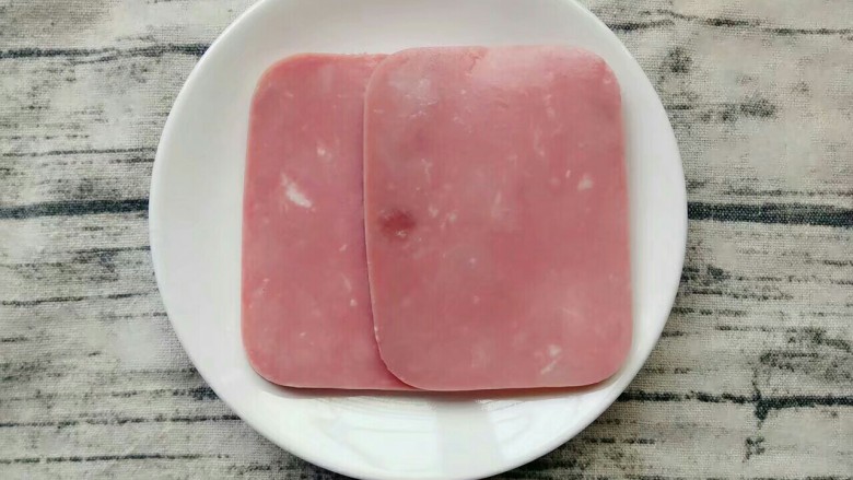 宝宝辅食~简易版三明治,洗干净的两块<a style='color:red;display:inline-block;' href='/shicai/ 427'>午餐肉</a>