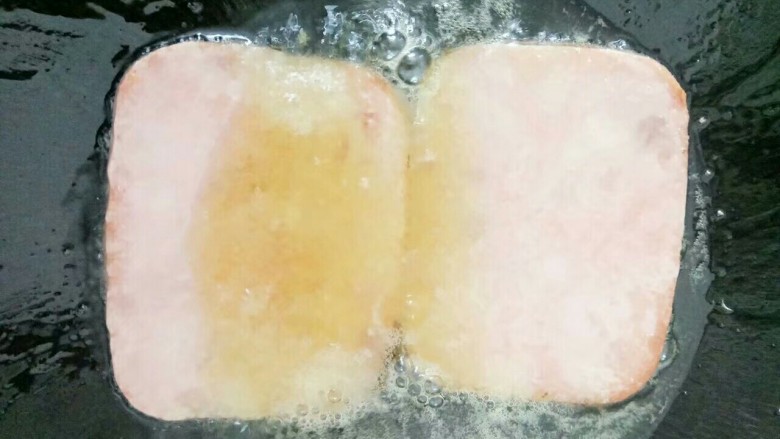 宝宝辅食~简易版三明治,锅里油热放入午餐肉煎熟