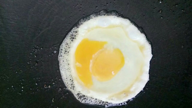 宝宝辅食~简易版三明治,锅里再打入<a style='color:red;display:inline-block;' href='/shicai/ 9'>鸡蛋</a>煎熟