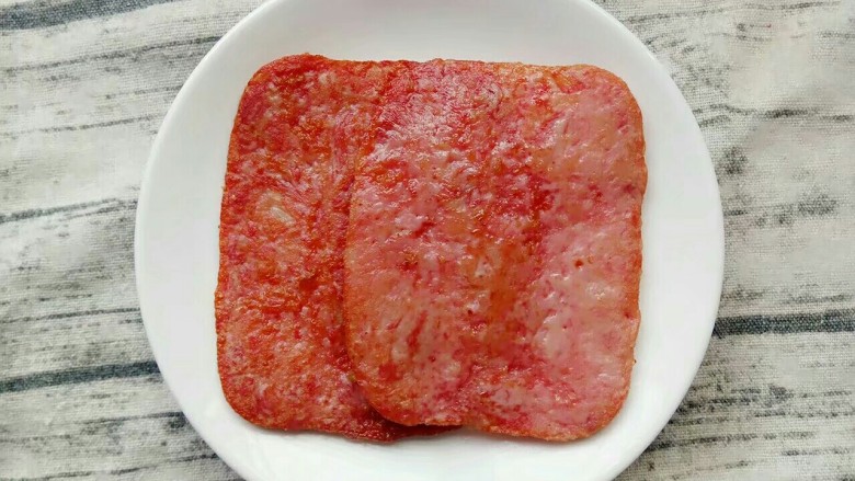 宝宝辅食~简易版三明治,煎熟的午餐肉放盘子