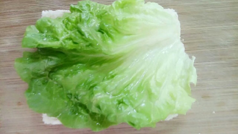 宝宝辅食~简易版三明治,<a style='color:red;display:inline-block;' href='/shicai/ 121'>生菜</a>洗干净后敷在一片土司上面